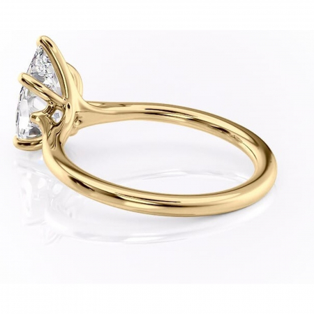 Inel de logodnă Charlotte din aur Galben 18kt cu moissanite tăietură pară – Solitar rafinată pentru profil mediu | Personalizează și configurează gratuit online [4]