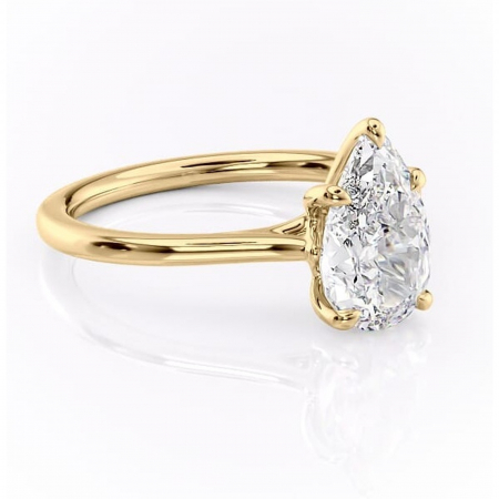 18K - Inel de logodnă Charlotte din aur Galben 18kt cu moissanite tăietură pară – Solitar rafinată pentru profil mediu | Personalizează și configurează gratuit online