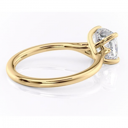 Inel de logodnă Charlotte din aur Galben 18kt cu moissanite tăietură pernă – Solitar rafinată pentru profil mediu | Personalizează și configurează gratuit online [2]