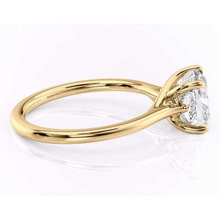Inel de logodnă Charlotte din aur Galben 18kt cu moissanite tăietură pernă – Solitar rafinată pentru profil mediu | Personalizează și configurează gratuit online [1]