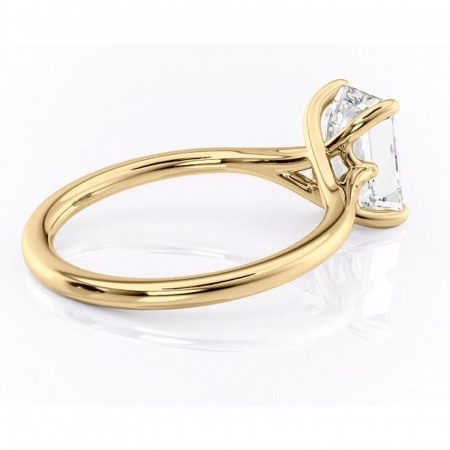 Inel de logodnă Charlotte din aur Galben 14kt cu moissanite tăietură smarald – Solitar rafinată pentru profil mediu | Personalizează și configurează gratuit online [2]