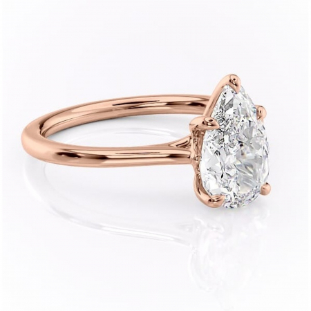14K - Inel de logodnă Charlotte din aur Rose 14kt cu moissanite tăietură pară – Solitar rafinată pentru profil mediu | Personalizează și configurează gratuit online