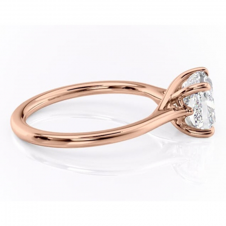 Inel de logodnă Charlotte din aur Rose 14kt cu moissanite tăietură pernă – Solitar rafinată pentru profil mediu | Personalizează și configurează gratuit online [1]