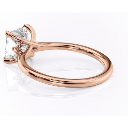 Inel de logodnă Charlotte din aur Rose 18kt cu moissanite tăietură princess – Solitar rafinată pentru profil mediu | Personalizează și configurează gratuit online [4]