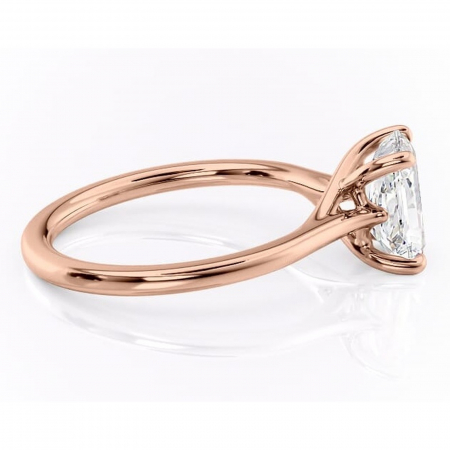 Inel de logodnă Charlotte din aur Rose 14kt cu moissanite tăietură radiantă – Solitar rafinată pentru profil mediu | Personalizează și configurează gratuit online [1]