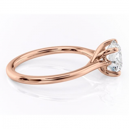 Inel de logodnă Charlotte din aur Rose 14kt cu moissanite tăietură rotundă – Solitar rafinată pentru profil mediu | Personalizează și configurează gratuit online [1]