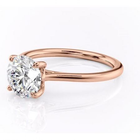 Inel de logodnă Charlotte din aur Rose 14kt cu moissanite tăietură rotundă – Solitar rafinată pentru profil mediu | Personalizează și configurează gratuit online [6]