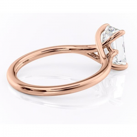 Inel de logodnă Charlotte din aur Rose 18kt cu moissanite tăietură smarald – Solitar rafinată pentru profil mediu | Personalizează și configurează gratuit online [2]