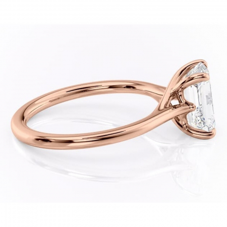 Inel de logodnă Charlotte din aur Rose 18kt cu moissanite tăietură smarald – Solitar rafinată pentru profil mediu | Personalizează și configurează gratuit online [1]