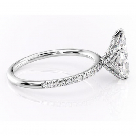Inel de logodnă Cleo din aur Alb 18kt cu moissanite tăietură pară – Montură pavé rafinată pentru profil înalt | Personalizează și configurează gratuit online [1]