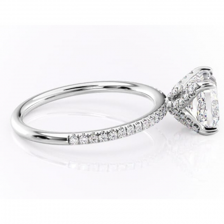 Inel de logodnă Cleo din aur Alb 18kt cu moissanite tăietură pernă – Montură pavé rafinată pentru profil înalt | Personalizează și configurează gratuit online [1]