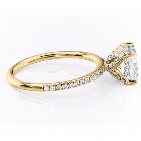 Inel de logodnă Cleo din aur Galben 18kt cu moissanite tăietură pernă – Montură pavé rafinată pentru profil înalt | Personalizează și configurează gratuit online [1]
