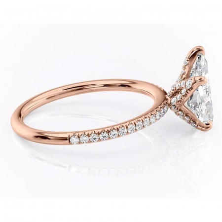 Inel de logodnă Cleo din aur Rose 18kt cu moissanite tăietură pară – Montură pavé rafinată pentru profil înalt | Personalizează și configurează gratuit online [1]