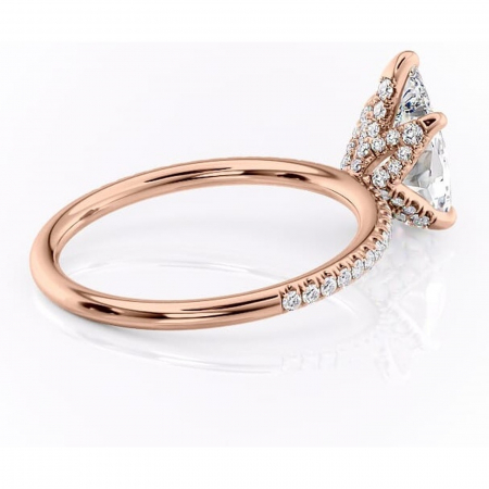 Inel de logodnă Cleo din aur Rose 18kt cu moissanite tăietură pară – Montură pavé rafinată pentru profil înalt | Personalizează și configurează gratuit online [2]