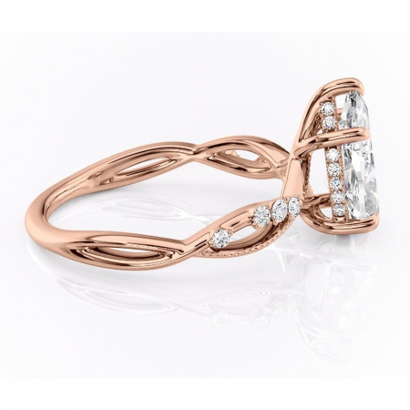Inel de logodnă Crystal din aur Rose 18kt cu moissanite tăietură pară – Pietre laterale rafinată pentru profil mediu | Personalizează și configurează gratuit online [1]