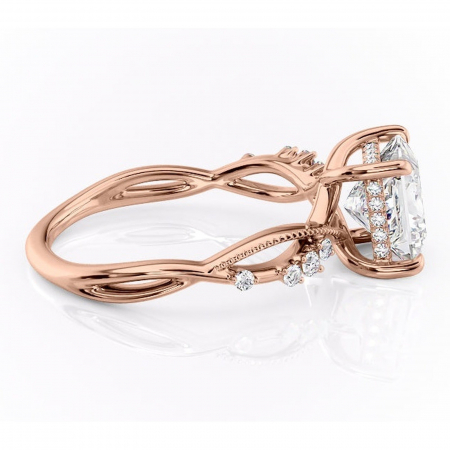 Inel de logodnă Crystal din aur Rose 14kt cu moissanite tăietură princess – Pietre laterale rafinată pentru profil mediu | Personalizează și configurează gratuit online [1]