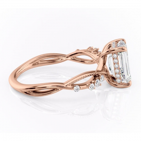 Inel de logodnă Crystal din aur Rose 18kt cu moissanite tăietură smarald – Pietre laterale rafinată pentru profil mediu | Personalizează și configurează gratuit online [1]