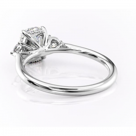 Inel de logodnă Delphine din aur Alb 14kt cu moissanite tăietură asscher – Montură cu trei pietre rafinată pentru profil mediu | Personalizează și configurează gratuit online [3]