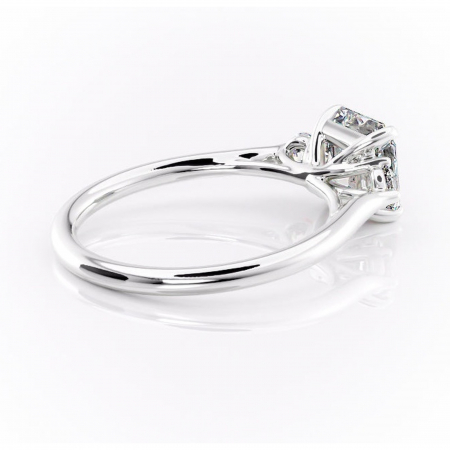 Inel de logodnă Delphine din aur Alb 14kt cu moissanite tăietură asscher – Montură cu trei pietre rafinată pentru profil mediu | Personalizează și configurează gratuit online [2]