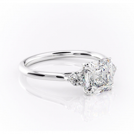 Asscher - Inel de logodnă Delphine din aur Alb 14kt cu moissanite tăietură asscher – Montură cu trei pietre rafinată pentru profil mediu | Personalizează și configurează gratuit online