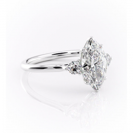 Marquise - Inel de logodnă Delphine din aur Alb 14kt cu moissanite tăietură marquise – Montură cu trei pietre rafinată pentru profil mediu | Personalizează și configurează gratuit online