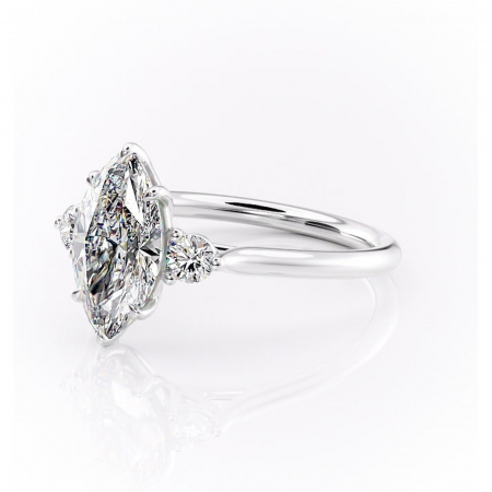 Inel de logodnă Delphine din aur Alb 14kt cu moissanite tăietură marquise – Montură cu trei pietre rafinată pentru profil mediu | Personalizează și configurează gratuit online [6]