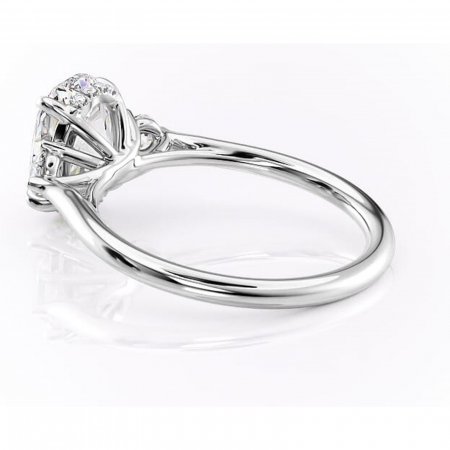 Inel de logodnă Delphine din aur Alb 14kt cu moissanite tăietură ovală – Montură cu trei pietre rafinată pentru profil mediu | Personalizează și configurează gratuit online [4]