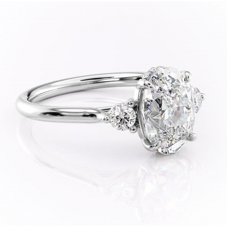 Ovală - Inel de logodnă Delphine din aur Alb 14kt cu moissanite tăietură ovală – Montură cu trei pietre rafinată pentru profil mediu | Personalizează și configurează gratuit online