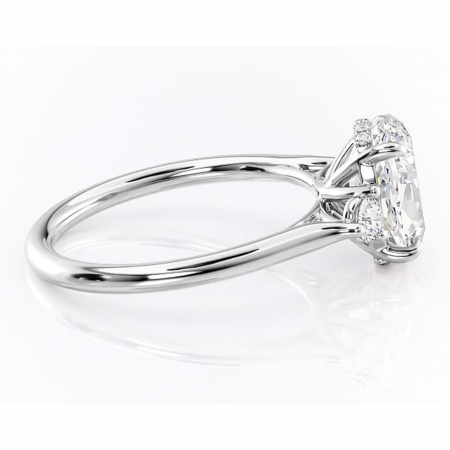 Inel de logodnă Delphine din aur Alb 14kt cu moissanite tăietură ovală – Montură cu trei pietre rafinată pentru profil mediu | Personalizează și configurează gratuit online [1]