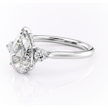 Inel de logodnă Delphine din aur Alb 14kt cu moissanite tăietură pară – Montură cu trei pietre rafinată pentru profil mediu | Personalizează și configurează gratuit online [6]