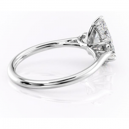 Inel de logodnă Delphine din aur Alb 14kt cu moissanite tăietură pară – Montură cu trei pietre rafinată pentru profil mediu | Personalizează și configurează gratuit online [2]