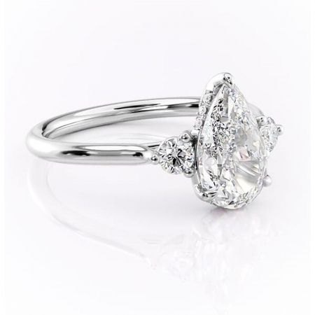 Pară - Inel de logodnă Delphine din aur Alb 14kt cu moissanite tăietură pară – Montură cu trei pietre rafinată pentru profil mediu | Personalizează și configurează gratuit online