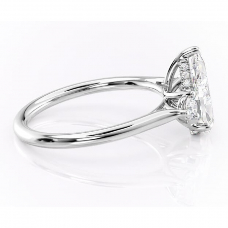 Inel de logodnă Delphine din aur Alb 14kt cu moissanite tăietură pară – Montură cu trei pietre rafinată pentru profil mediu | Personalizează și configurează gratuit online [1]