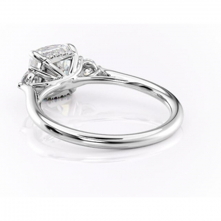 Inel de logodnă Delphine din aur Alb 14kt cu moissanite tăietură pernă – Montură cu trei pietre rafinată pentru profil mediu | Personalizează și configurează gratuit online [3]