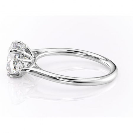 Inel de logodnă Delphine din aur Alb 14kt cu moissanite tăietură pernă – Montură cu trei pietre rafinată pentru profil mediu | Personalizează și configurează gratuit online [5]