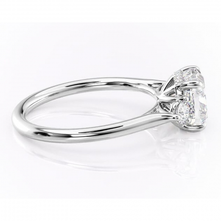 Inel de logodnă Delphine din aur Alb 14kt cu moissanite tăietură pernă – Montură cu trei pietre rafinată pentru profil mediu | Personalizează și configurează gratuit online [1]