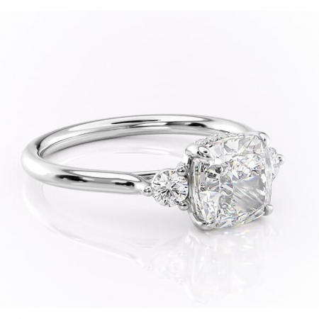 Pernă - Inel de logodnă Delphine din aur Alb 14kt cu moissanite tăietură pernă – Montură cu trei pietre rafinată pentru profil mediu | Personalizează și configurează gratuit online