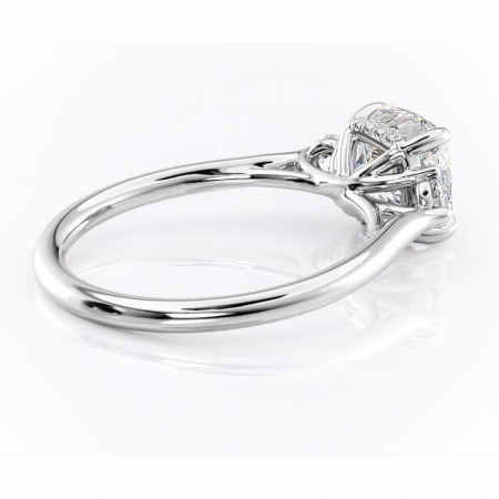 Inel de logodnă Delphine din aur Alb 14kt cu moissanite tăietură pernă – Montură cu trei pietre rafinată pentru profil mediu | Personalizează și configurează gratuit online [2]