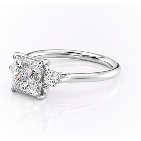 Inel de logodnă Delphine din aur Alb 18kt cu moissanite tăietură princess – Montură cu trei pietre rafinată pentru profil mediu | Personalizează și configurează gratuit online [6]