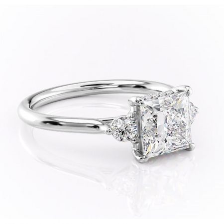 Princess - Inel de logodnă Delphine din aur Alb 14kt cu moissanite tăietură princess – Montură cu trei pietre rafinată pentru profil mediu | Personalizează și configurează gratuit online