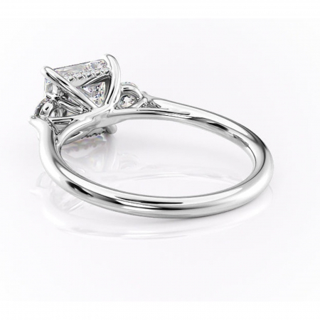 Inel de logodnă Delphine din aur Alb 18kt cu moissanite tăietură princess – Montură cu trei pietre rafinată pentru profil mediu | Personalizează și configurează gratuit online [3]