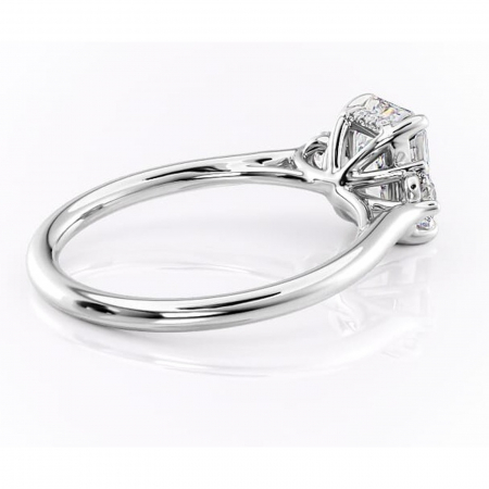 Inel de logodnă Delphine din aur Alb 14kt cu moissanite tăietură radiantă – Montură cu trei pietre rafinată pentru profil mediu | Personalizează și configurează gratuit online [2]