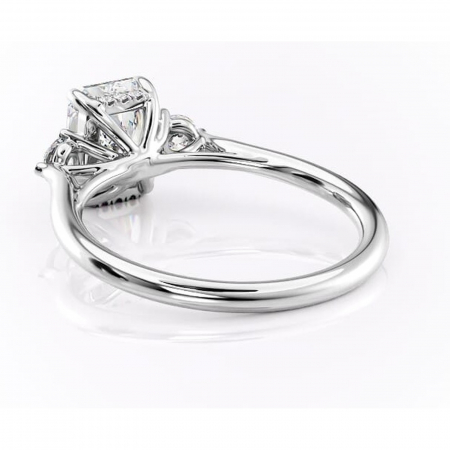 Inel de logodnă Delphine din aur Alb 14kt cu moissanite tăietură radiantă – Montură cu trei pietre rafinată pentru profil mediu | Personalizează și configurează gratuit online [3]