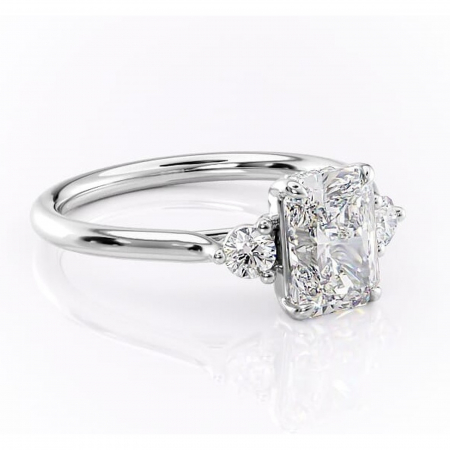 Radiantă - Inel de logodnă Delphine din aur Alb 14kt cu moissanite tăietură radiantă – Montură cu trei pietre rafinată pentru profil mediu | Personalizează și configurează gratuit online