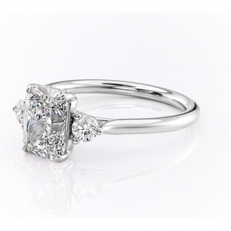 Inel de logodnă Delphine din aur Alb 14kt cu moissanite tăietură radiantă – Montură cu trei pietre rafinată pentru profil mediu | Personalizează și configurează gratuit online [6]