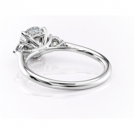 Inel de logodnă Delphine din aur Alb 14kt cu moissanite tăietură rotundă – Montură cu trei pietre rafinată pentru profil mediu | Personalizează și configurează gratuit online [3]