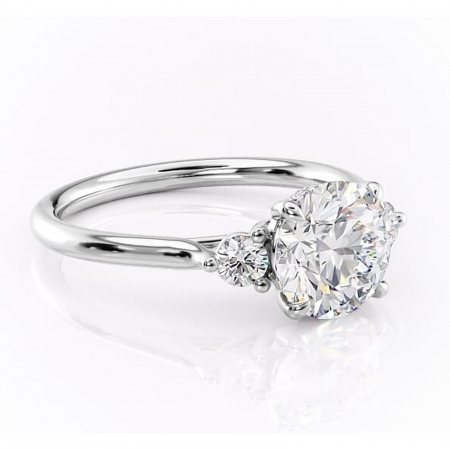 Halo - Inel de logodnă Delphine din aur Alb 14kt cu moissanite tăietură rotundă – Montură cu trei pietre rafinată pentru profil mediu | Personalizează și configurează gratuit online