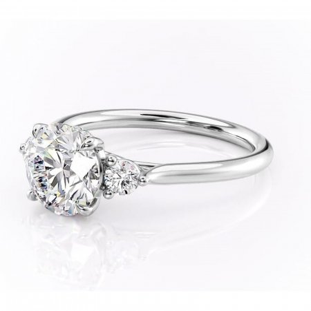 Inel de logodnă Delphine din aur Alb 14kt cu moissanite tăietură rotundă – Montură cu trei pietre rafinată pentru profil mediu | Personalizează și configurează gratuit online [6]