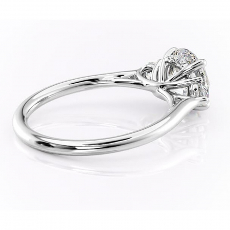 Inel de logodnă Delphine din aur Alb 14kt cu moissanite tăietură rotundă – Montură cu trei pietre rafinată pentru profil mediu | Personalizează și configurează gratuit online [2]