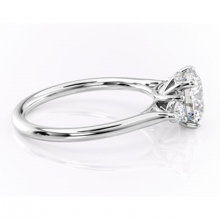 Inel de logodnă Delphine din aur Alb 14kt cu moissanite tăietură rotundă – Montură cu trei pietre rafinată pentru profil mediu | Personalizează și configurează gratuit online [1]
